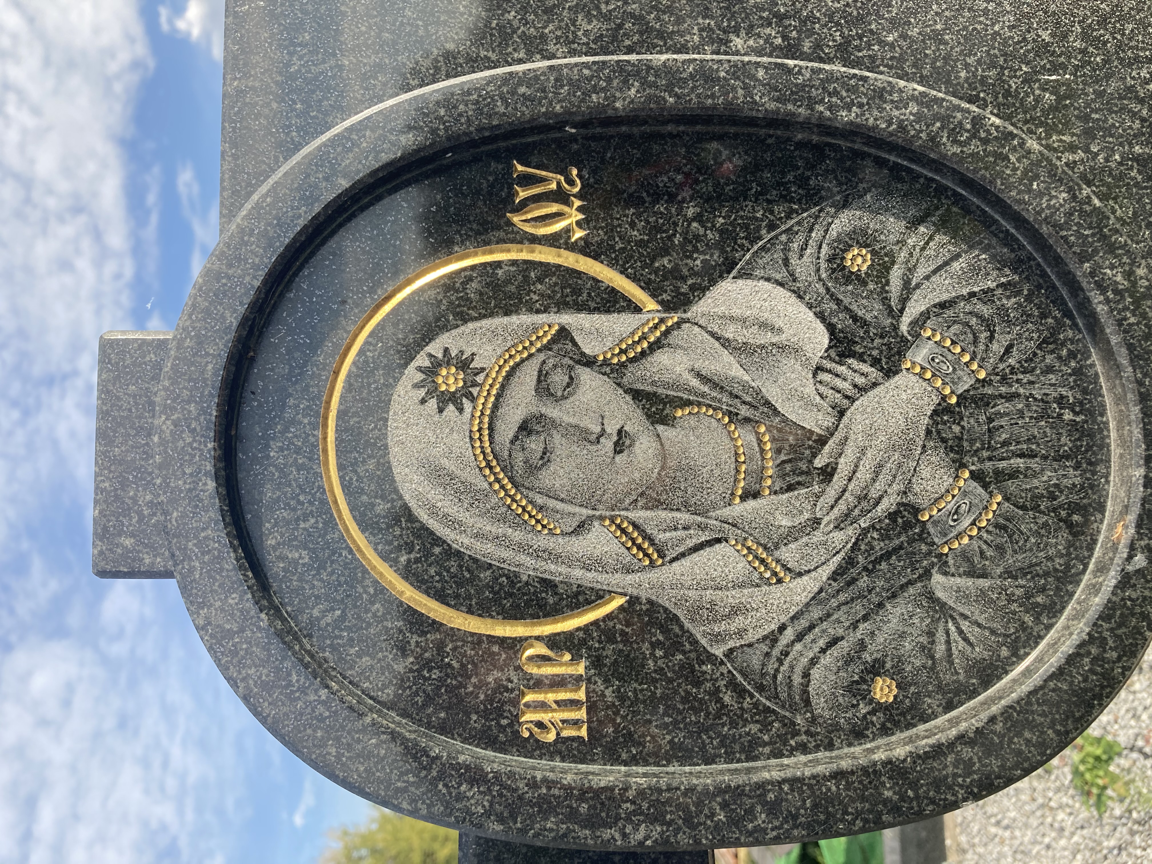 Памятник с иконой